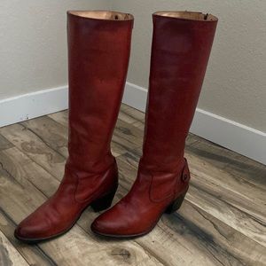 EUC Frye Melissa Button Back Zip in Merlot